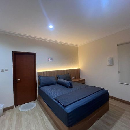 Wisma Delapan Mitra Reddoorz Jakarta Exterior photo