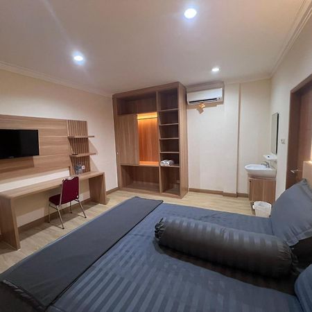 Wisma Delapan Mitra Reddoorz Jakarta Exterior photo