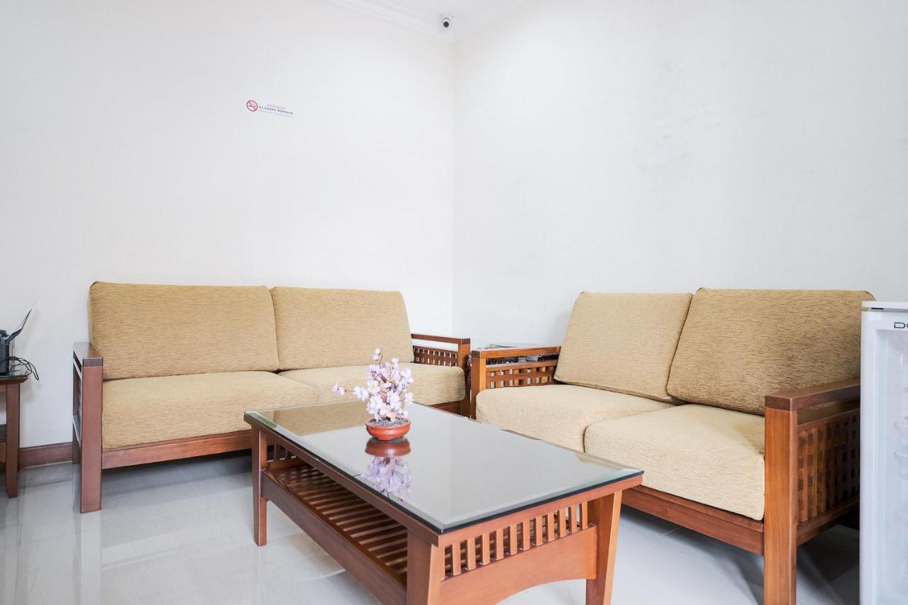 Wisma Delapan Mitra Reddoorz Jakarta Exterior photo