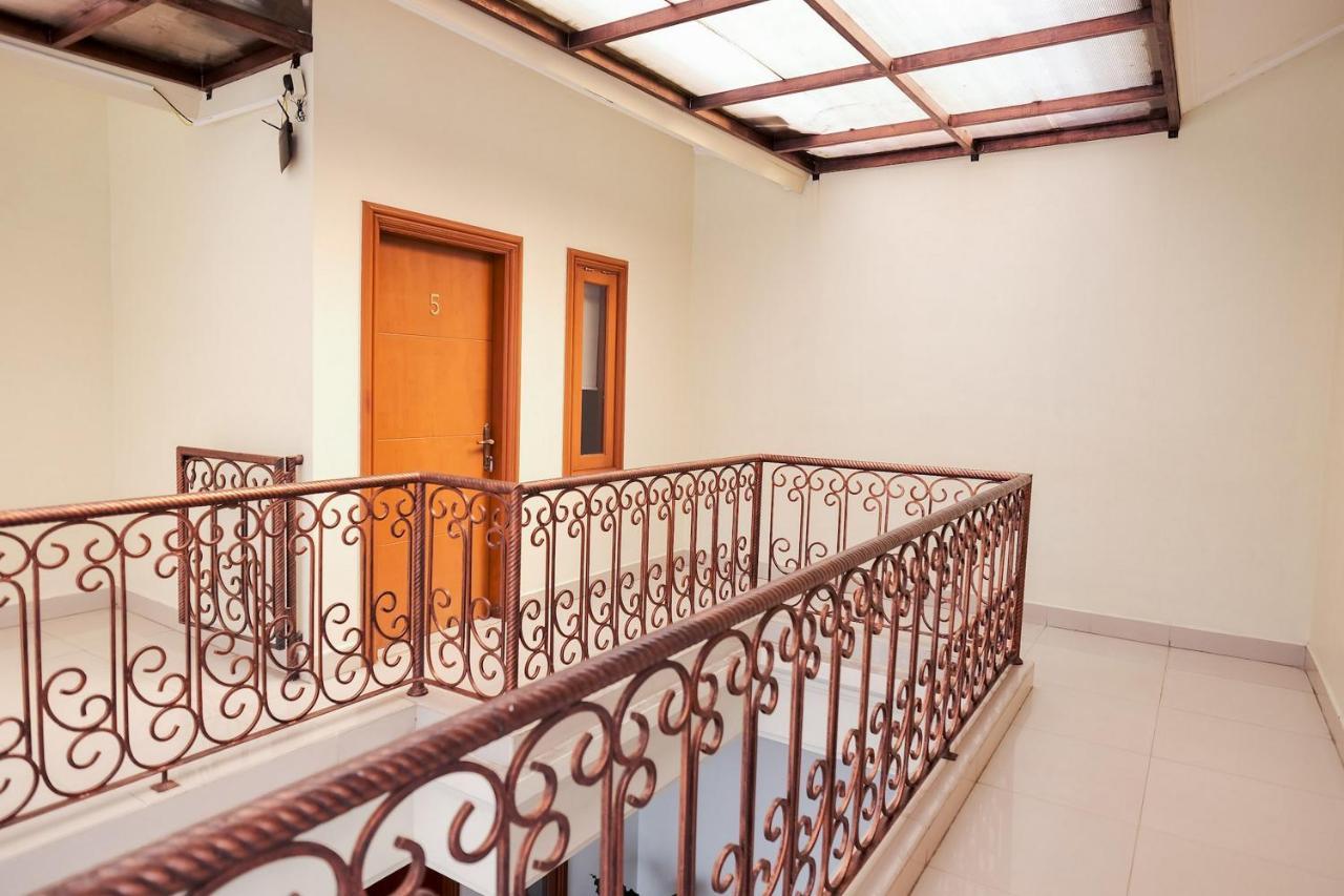 Wisma Delapan Mitra Reddoorz Jakarta Exterior photo