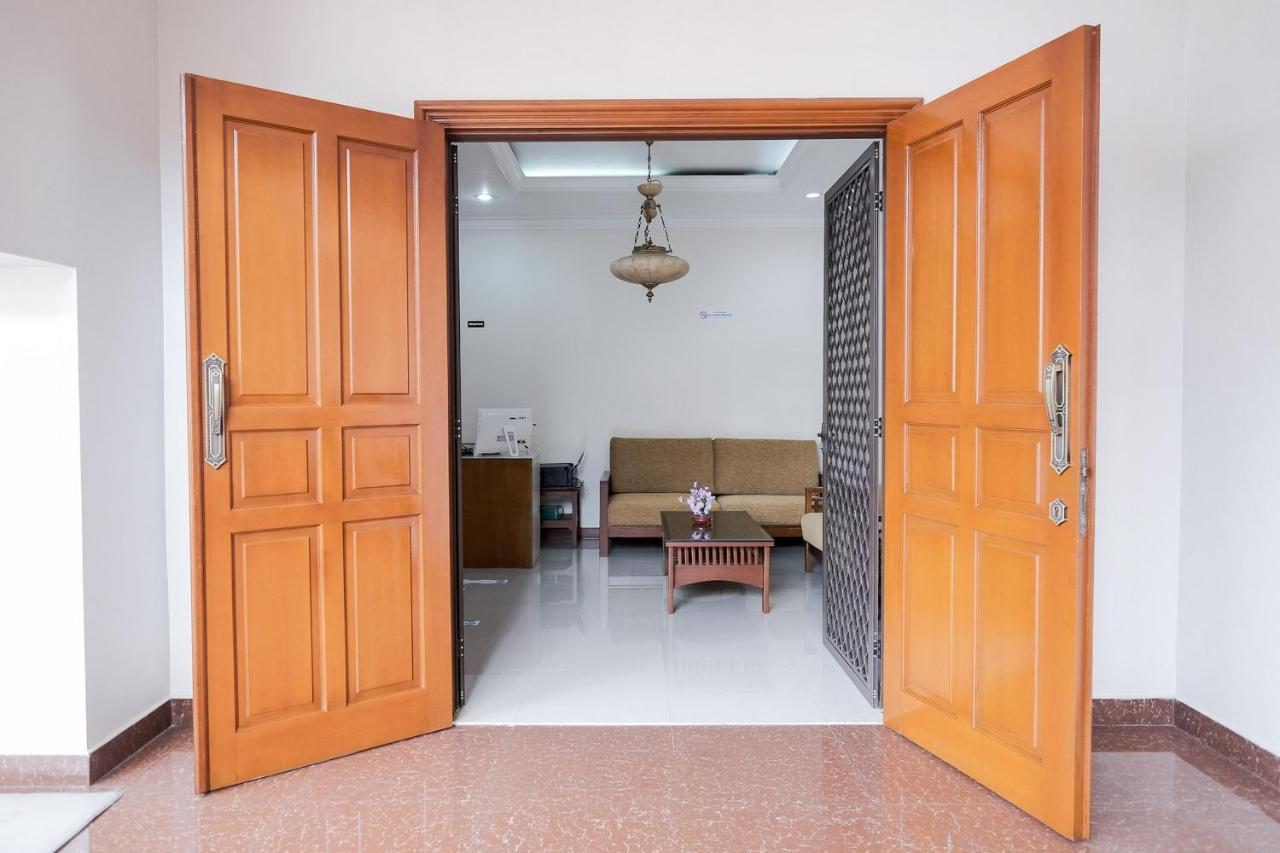 Wisma Delapan Mitra Reddoorz Jakarta Exterior photo