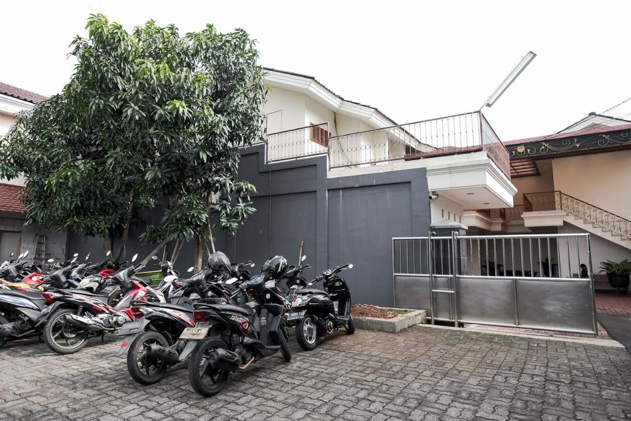 Wisma Delapan Mitra Reddoorz Jakarta Exterior photo