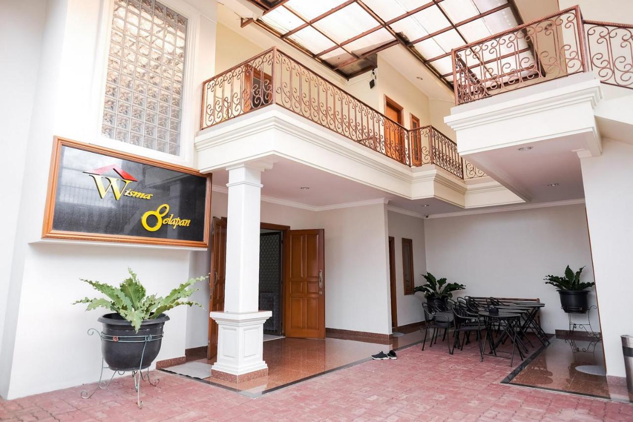 Wisma Delapan Mitra Reddoorz Jakarta Exterior photo