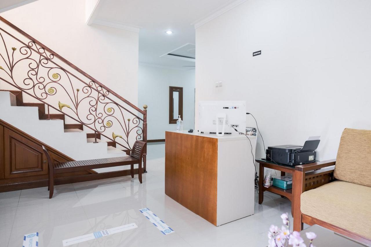 Wisma Delapan Mitra Reddoorz Jakarta Exterior photo