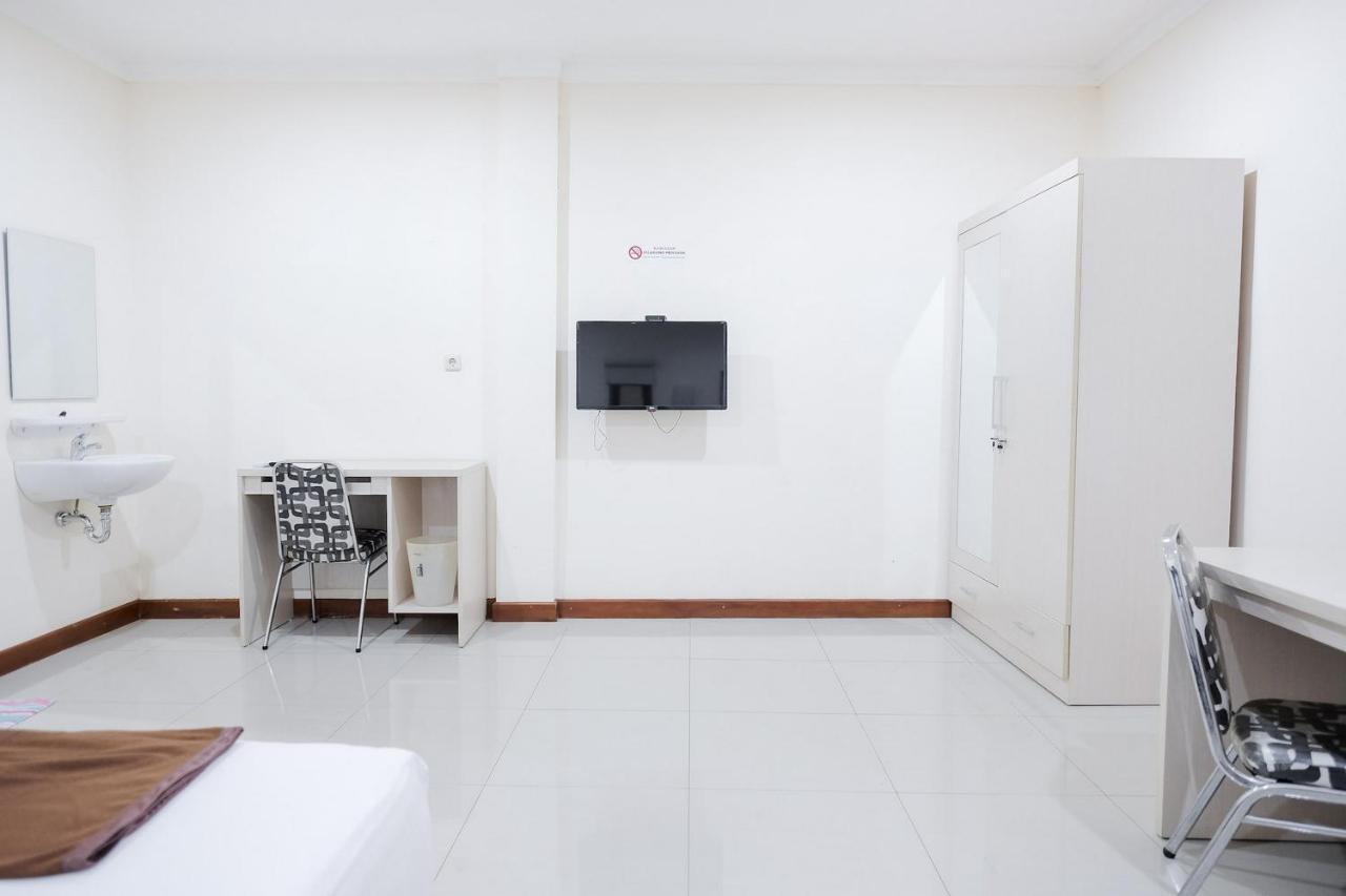 Wisma Delapan Mitra Reddoorz Jakarta Exterior photo