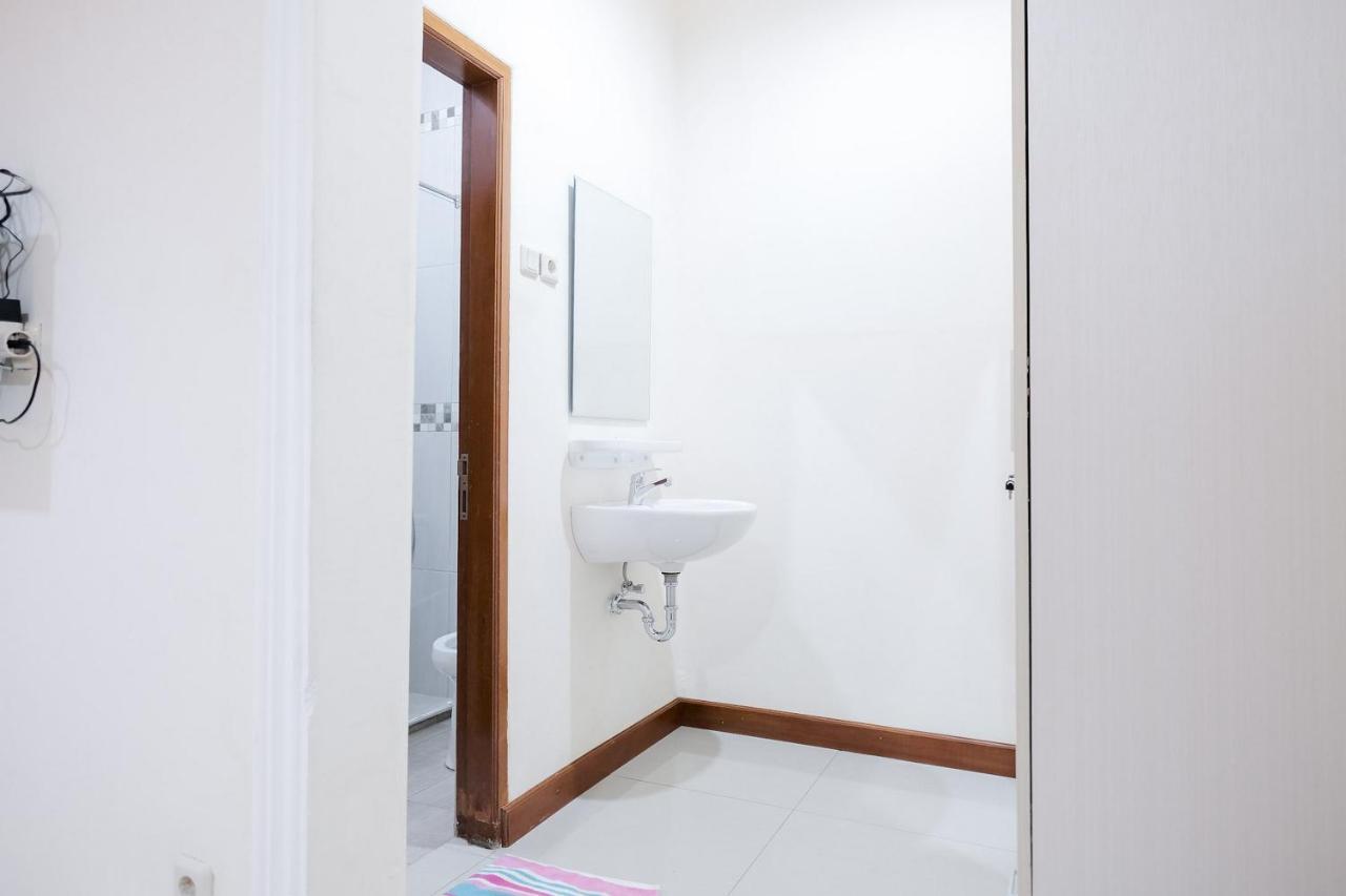 Wisma Delapan Mitra Reddoorz Jakarta Exterior photo