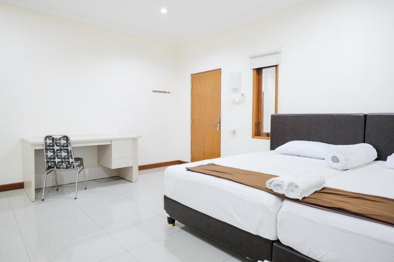 Wisma Delapan Mitra Reddoorz Jakarta Exterior photo