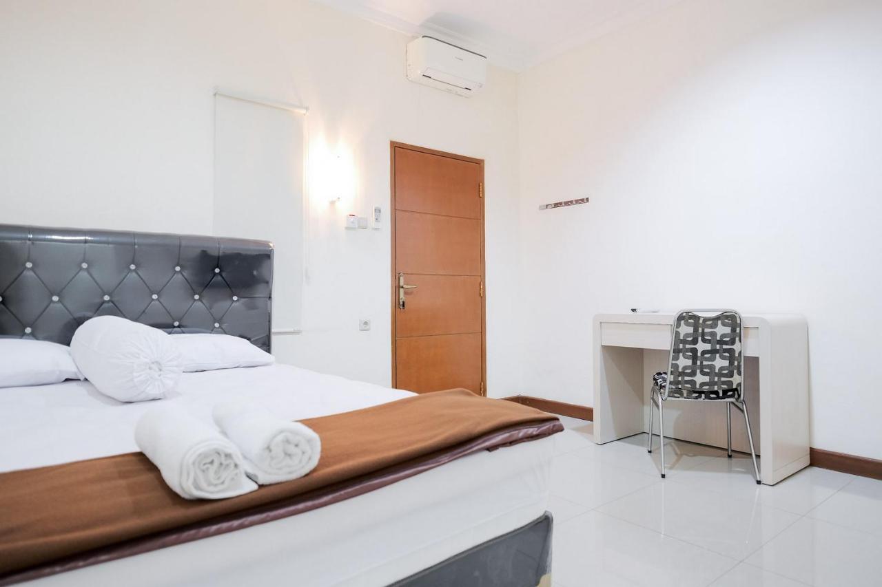 Wisma Delapan Mitra Reddoorz Jakarta Exterior photo