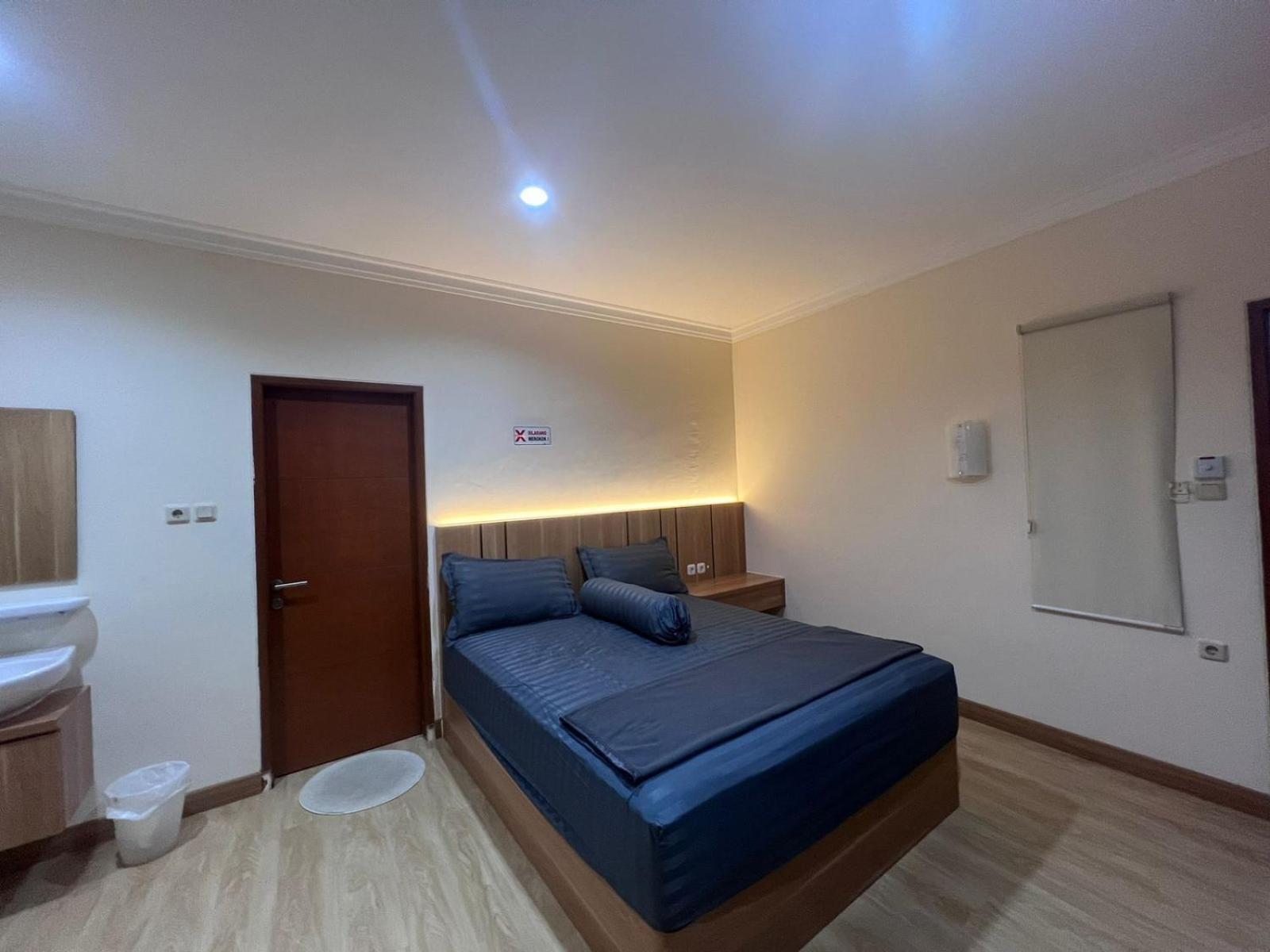Wisma Delapan Mitra Reddoorz Jakarta Exterior photo