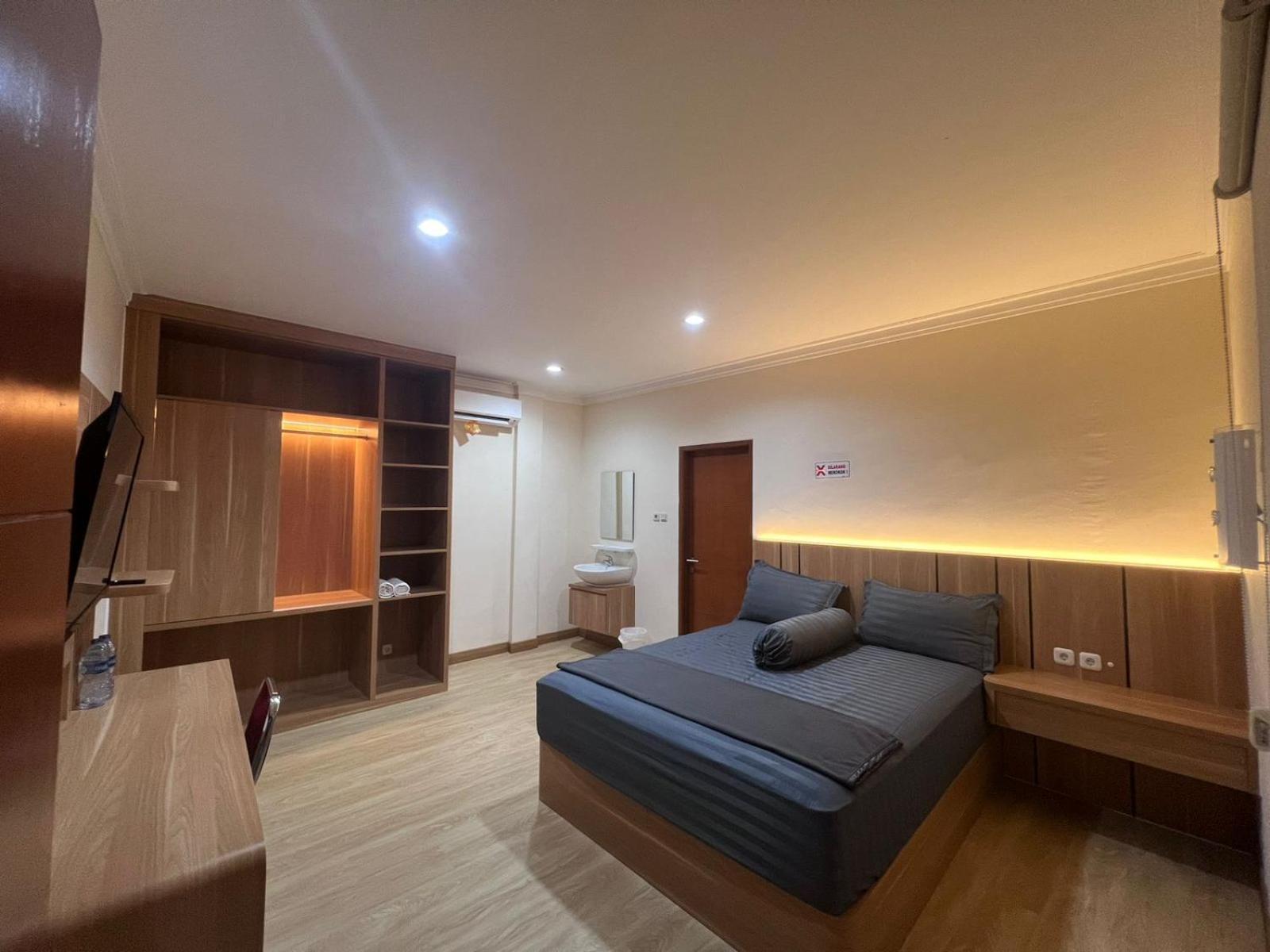 Wisma Delapan Mitra Reddoorz Jakarta Exterior photo